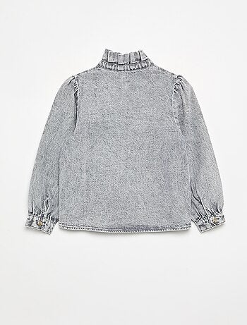 Blusa vaquera con cuello alto con volantes
