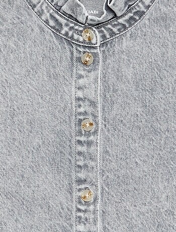 Blusa vaquera con cuello alto con volantes