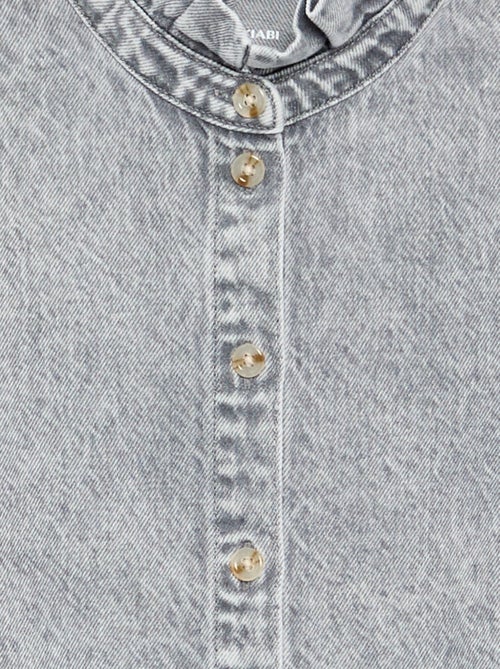 Blusa vaquera con cuello alto con volantes - Kiabi Blusa vaquera con cuello alto con volantes - Kiabi