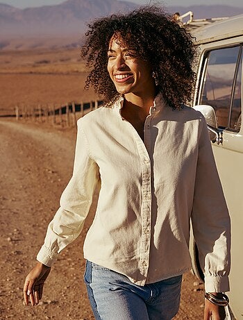 Blusa vaquera con cuello con volantes