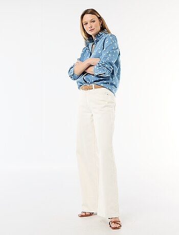 Blusa vaquera con cuello con volantes