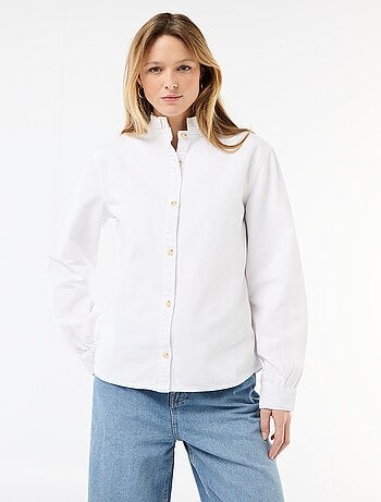 Blusa vaquera con cuello con volantes