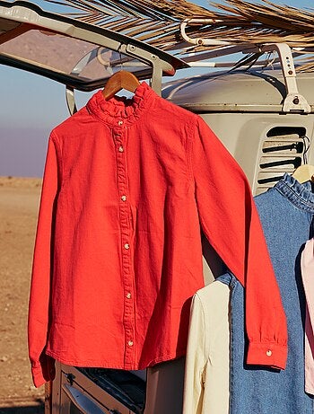 Blusa vaquera con cuello con volantes