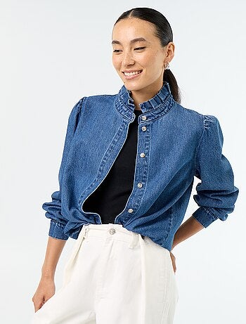 Blusa vaquera con cuello de volantes