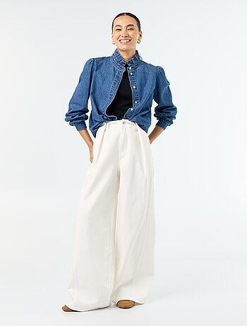Blusa vaquera con cuello de volantes