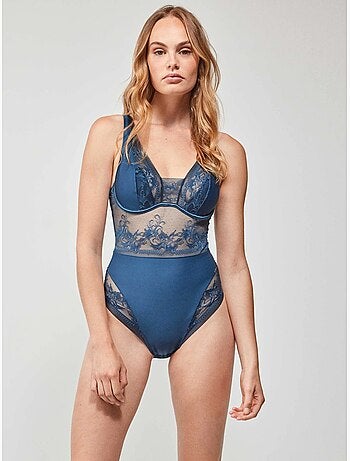 Body con aro y foam ultraligero, trasero efecto tanga, de encaje extraplano