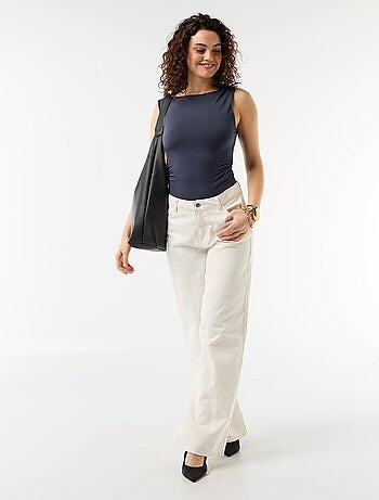 Body de espalda escotada con joya dorada