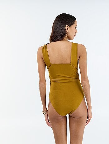 Body de espalda escotada con joya dorada