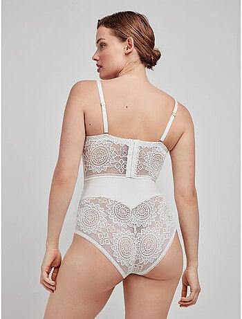 Body desmontable in and out, con aro y foam, de encaje
