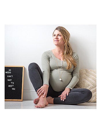 Bola de embarazo, collar blanco con pies dorados - Bola