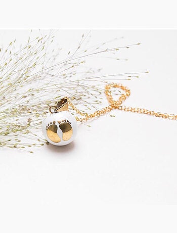 Bola de embarazo, collar blanco con pies dorados | Bola