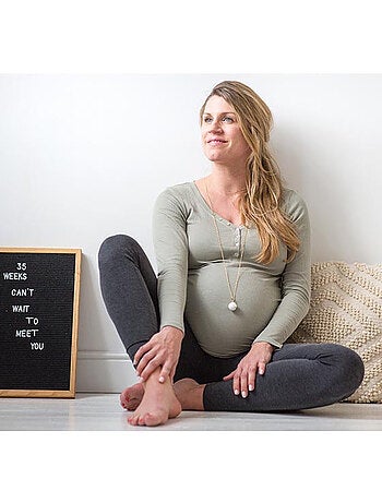 Bola de embarazo, collar blanco con pies dorados | Bola