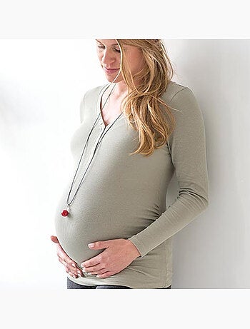 Bola de embarazo, collar blanco con pies dorados | Bola