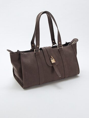 Bolso bowling con detalle de candado