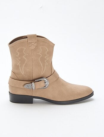 Botas camperas con correa