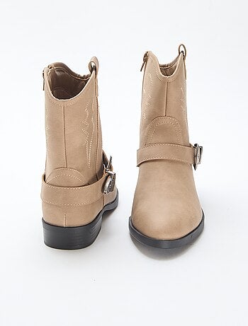 Botas camperas con correa