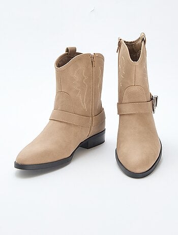 Botas camperas con correa
