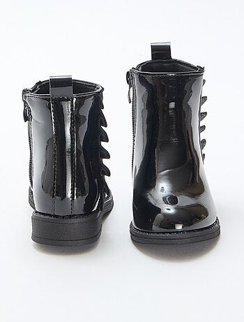 Botas charol con detalle de volante liso