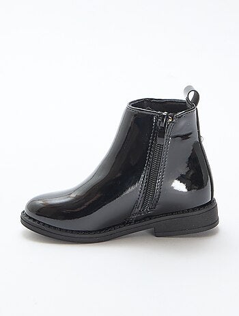 Botas charol con detalle de volante liso
