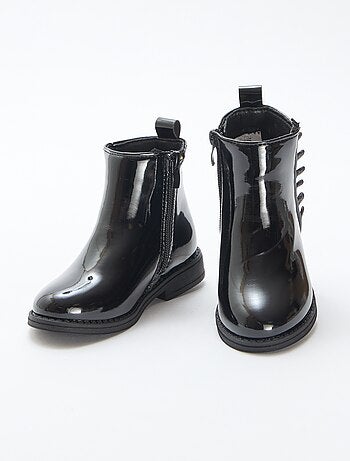 Botas charol con detalle de volante liso