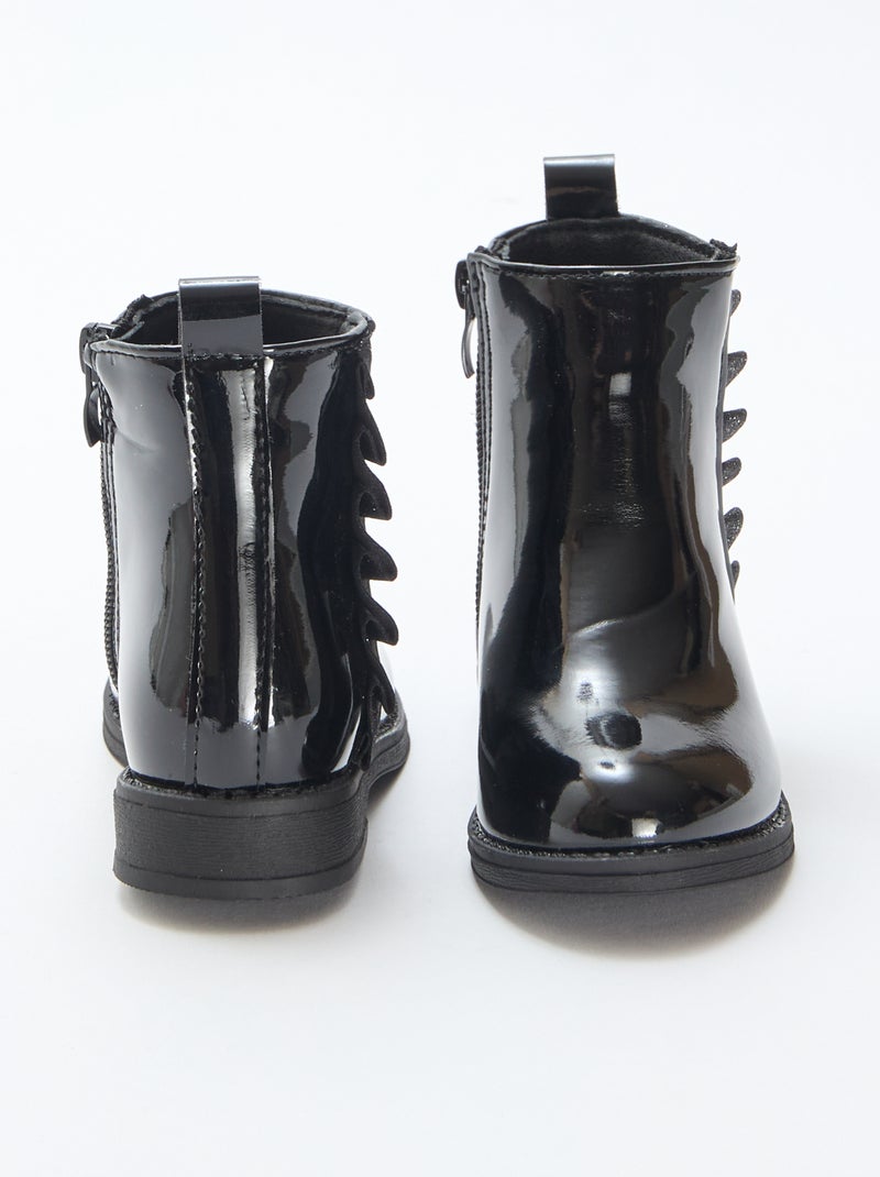 Botas charol con detalle de volante liso Negro - Kiabi