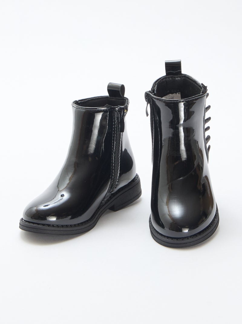 Botas charol con detalle de volante liso Negro - Kiabi