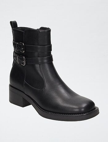 Botas con correas y abertura con cremallera