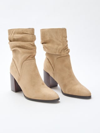 Botas de antelina con efecto plisado