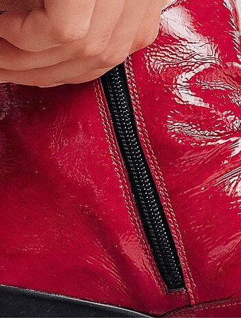 Botas de charol con cremallera