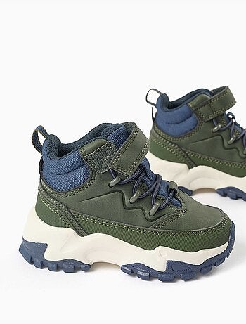 Botas de montaña con suela gruesa