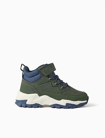 Botas de montaña con suela gruesa