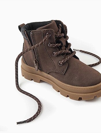 Botas de montaña de antelina con cordones