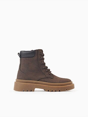 Botas de montaña de antelina con cordones