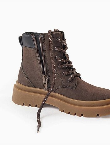 Botas de montaña de antelina con cordones