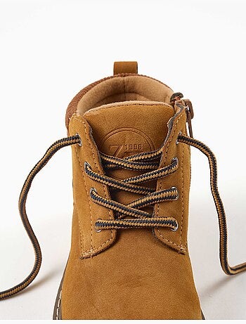 Botas de montaña de antelina con cordones