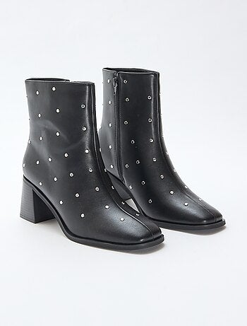 Botas de polipiel lisas con tachuelas