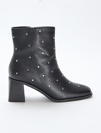 Botas de polipiel lisas con tachuelas