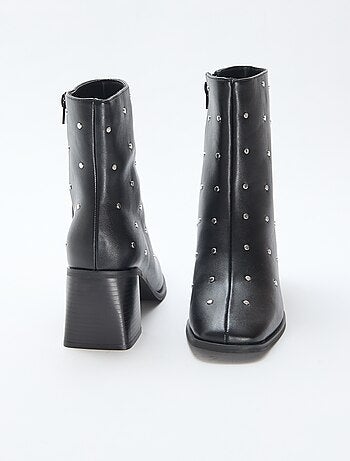 Botas de polipiel lisas con tachuelas