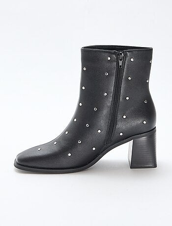 Botas de polipiel lisas con tachuelas