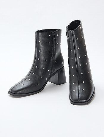 Botas de polipiel lisas con tachuelas