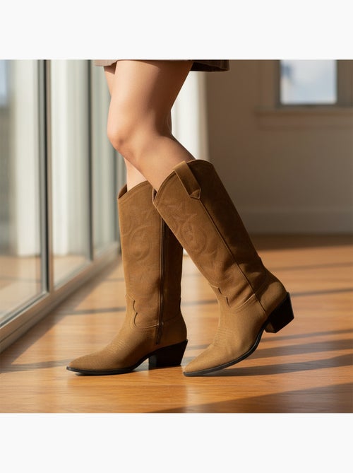 Botas santiag mujer caña alta gamuza tacón bloque 4 cm punta afilada ozabi - Kiabi Botas santiag mujer caña alta gamuza tacón bloque 4 cm punta afilada ozabi - Kiabi