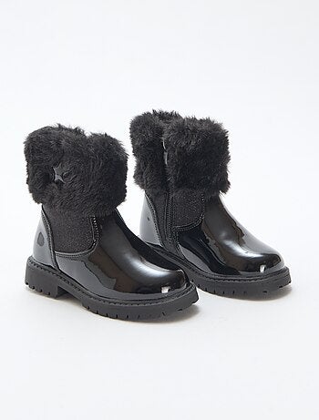 Botines charolados con efecto peluche