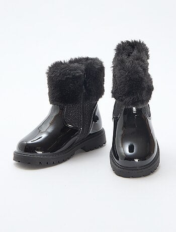 Botines charolados con efecto peluche