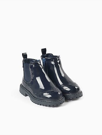 Botines chelsea de charol con detalles perforados