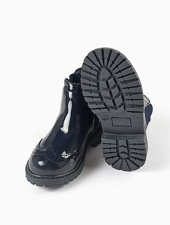 Botines chelsea de charol con detalles perforados
