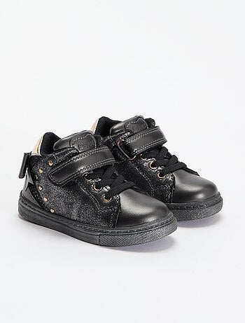 Botines con cierres de velcro y cordones