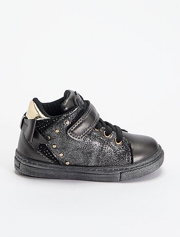 Botines con cierres de velcro y cordones