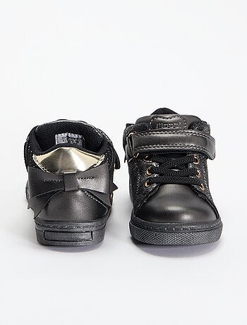 Botines con cierres de velcro y cordones