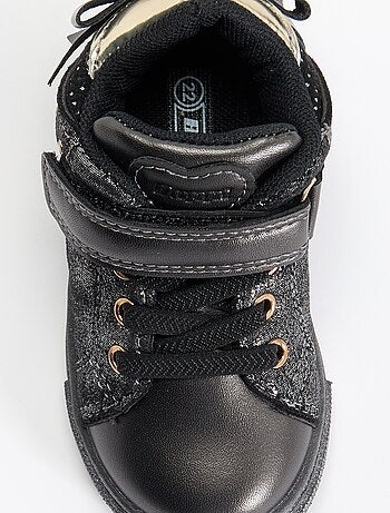 Botines con cierres de velcro y cordones