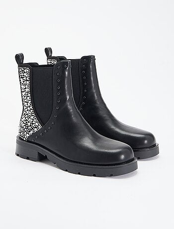 Botines con detalle de tachuelas y pedrería